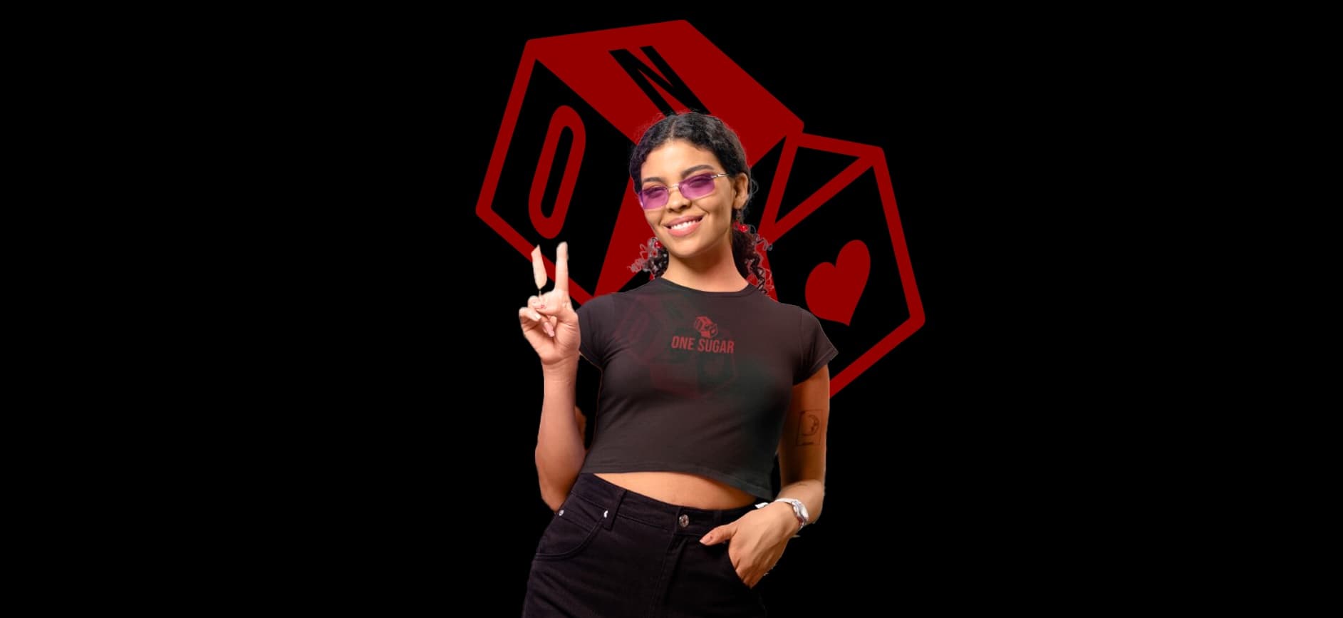 Acompanhante sofisticada sorrindo para a câmera
